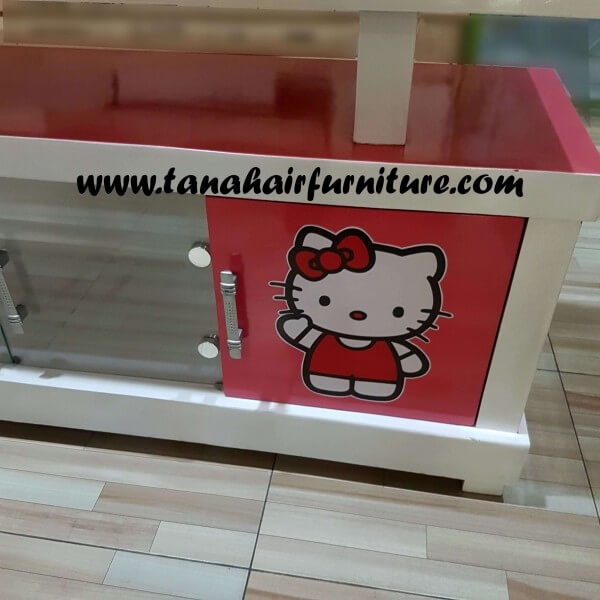 Buffet Rak  TV  Hello  Kitty  160 cm tampak dekat pintu 